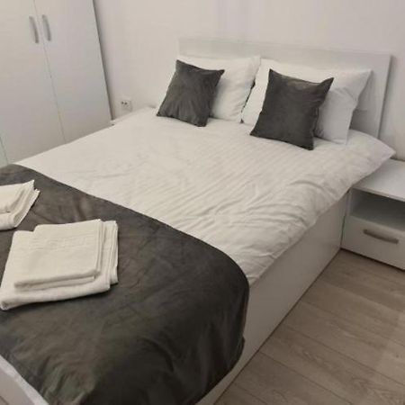 Lux Apartament Bacău Exterior foto