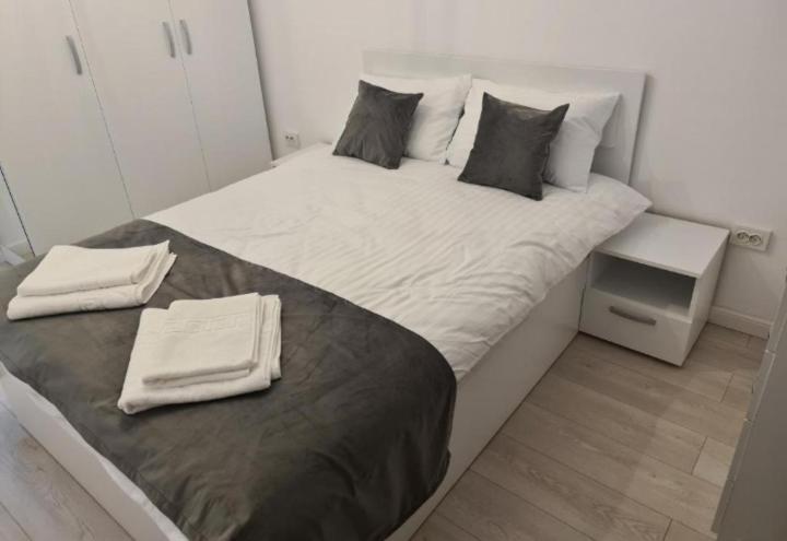 Lux Apartament Bacău Exterior foto